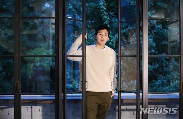 【서울=뉴시스】조수정 기자 = 슈퍼스타K5 출신 보컬리스트 임순영이 25일 서울 삼청동 카페 보드레안다미로에서 뉴시스와의 인터뷰를 마친 뒤 포즈를 취하고 있다. 2019.11. chocrystal@newsis.com