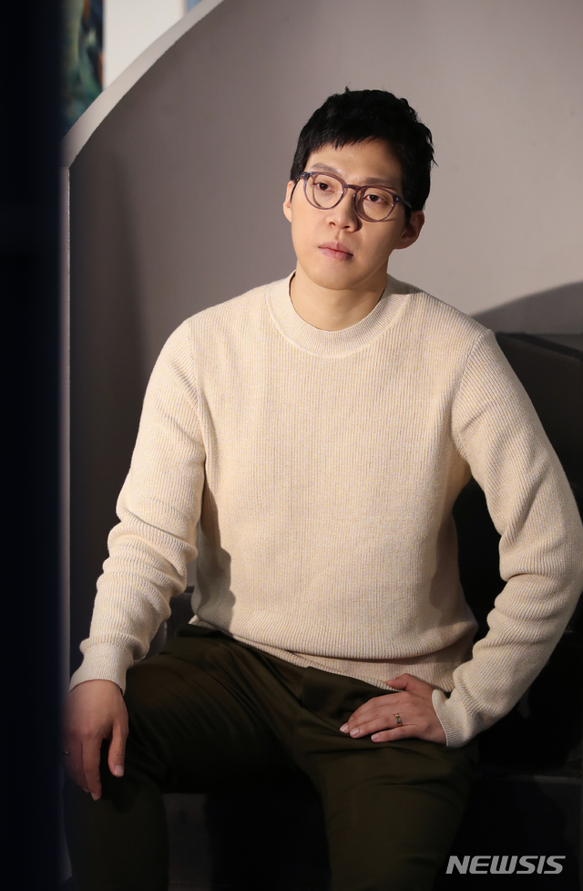 【서울=뉴시스】조수정 기자 = 슈퍼스타K5 출신 보컬리스트 임순영이 25일 서울 삼청동 카페 보드레안다미로에서 뉴시스와의 인터뷰를 마친 뒤 포즈를 취하고 있다. 2019.11. chocrystal@newsis.com