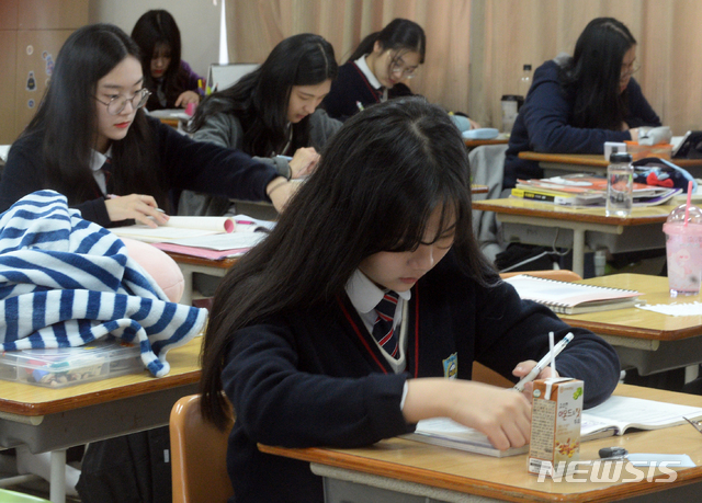 【전주=뉴시스】 김얼 기자= 2020학년도 대학수학능력시험을 10일 앞둔 지난 4일 전북 전주시 호남제일고등학교에서 고등학교 3학년 수험생들이 열심히 공부하고 있다. 수능 일주일을 앞둔 7일, 전문가들은 올해 시험이 작년보다는 쉬울 것으로 예상하면서도 변별력이 있는 문항들이 출제될 것으로 내다봤다. 2019.11.04. pmkeul@newsis.com