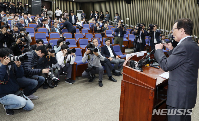 【서울=뉴시스】이종철 기자  = 더불어민주당 이해찬 대표가 4일 오후 서울 여의도 국회에서 열린 의원총회에 참석하여 모두발언을 하고 있다. 2019.11.04.jc4321@newsis.com