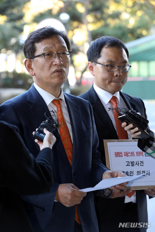 【서울=뉴시스】 이윤청 기자 = 석동현(왼쪽) 변호사를 비롯한 나경원 자유한국당 원내대표의 변호인단이 국회 패스트트랙 충돌 사건과 관련한 의견서를 제출하기 위해 4일 오후 서울 양천구 서울남부지방검찰청 종합민원실로 향하며 취재진의 질문에 답하고 있다. 2019.11.04.&nbsp; radiohead@newsis.com