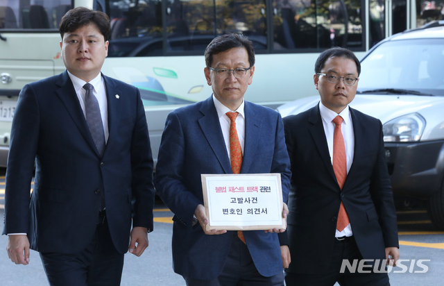 【서울=뉴시스】 이윤청 기자 = 석동현(가운데) 변호사를 비롯한 나경원 자유한국당 원내대표의 변호인단이 국회 패스트트랙 충돌 사건과 관련한 의견서를 제출하기 위해 4일 오후 서울 양천구 서울남부지방검찰청 종합민원실로 향하고 있다. 2019.11.04. radiohead@newsis.com
