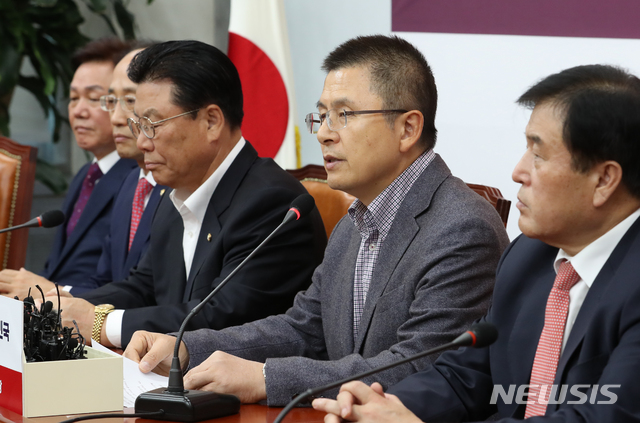 【서울=뉴시스】김명원 기자 = 황교안 자유한국당 대표가 4일 오후 서울 여의도 국회 자유한국당 회의실에서 열린 총선기획단 임명장 수여식 및 1차 회의에 참석해 모두발언을 하고 있다. 2019.11.04.&nbsp; kmx1105@newsis.com