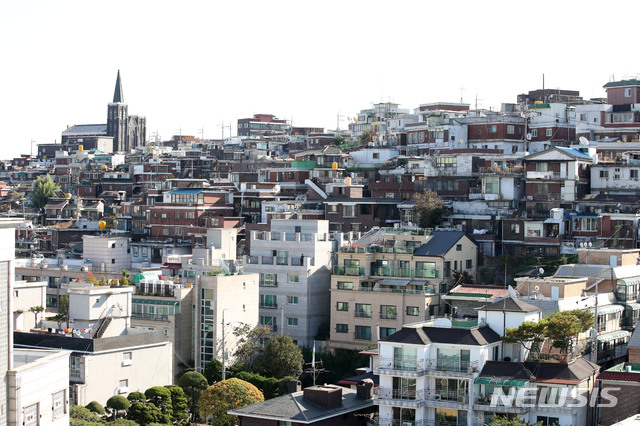【서울=뉴시스】 고범준 기자 = 국토교통부와 서울시, 한국감정원이 합동점검반을 구성해 오늘부터 2주간 한남3구역 재개발 정비사업 시공사 입찰·선정과정에 대한 특별점검을 실시한다. 합동점검반은 첫 1주일 동안 관련 서류를 점검한 뒤 오는 11일부터 1주일간 현장점검을 실시할 예정이다. 한남3구역 재개발사업은 한남동 686번지 일대 38만6395.5㎡가 대상이다. 사진은 4일 오후 서울 용산구 한남3구역 일대 모습. 2019.11.04. bjko@newsis.com