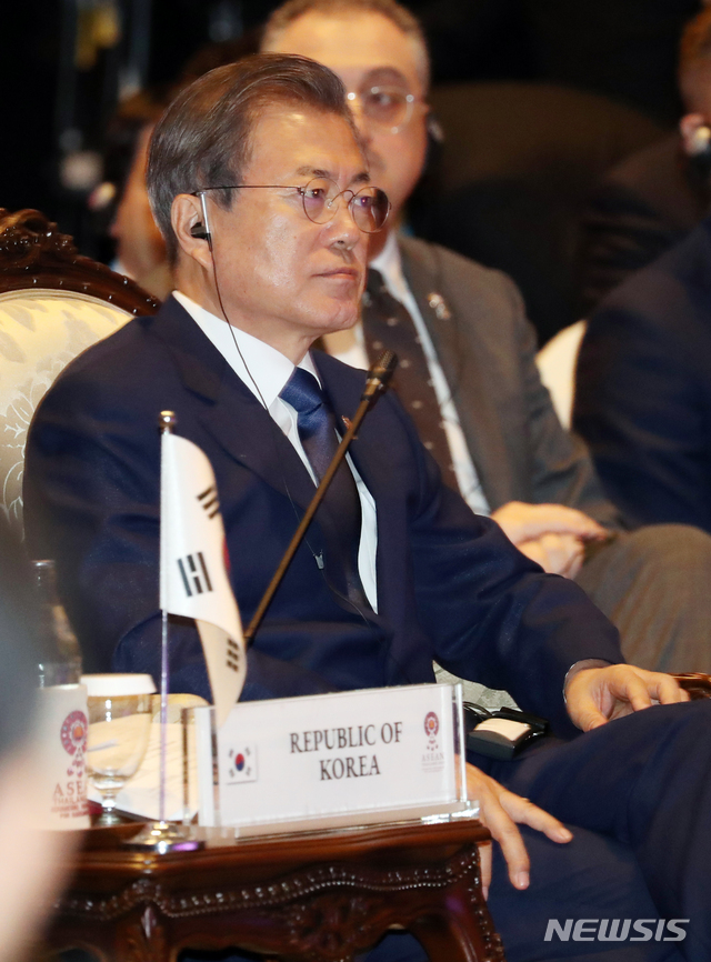 【방콕(태국)=뉴시스】 박영태 기자 = 문재인 대통령이 4일 태국 방콕의 임팩트 포럼에서 열린 제14차 동아시아 정상회의(EAS)에 참석해 자리에 앉아 있다. 2019.11.04.&nbsp; since1999@newsis.com