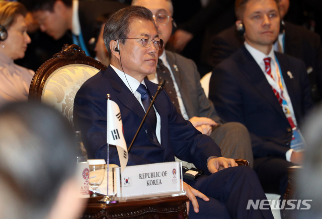 【방콕(태국)=뉴시스】 박영태 기자 = 문재인 대통령이 4일 태국 방콕의 임팩트 포럼에서 열린 제14차 동아시아 정상회의(EAS)에 참석해 자리에 앉아 있다. 2019.11.04. since1999@newsis.com