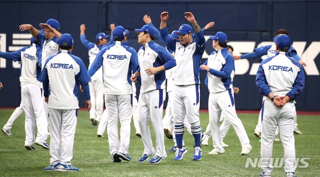 【서울=뉴시스】김선웅 기자 = 2019 WBSC 프리미어12에 출전하는 대한민국 야구대표팀이 4일 오후 서울 구로구 고척스카이돔에서 훈련에 열중하고 있다. 2019.11.04. mangusta@newsis.com