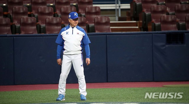 【서울=뉴시스】김선웅 기자 = 2019 WBSC 프리미어12에 출전하는 대한민국 야구대표팀의 김경문 감독이 4일 오후 서울 구로구 고척스카이돔에서 훈련을 지켜보고 있다. 2019.11.04.&nbsp; mangusta@newsis.com