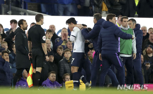 【리버풀=AP/뉴시스】부상으로 쓰러진 고메스와 당황한 선수들. 2019.11.04.