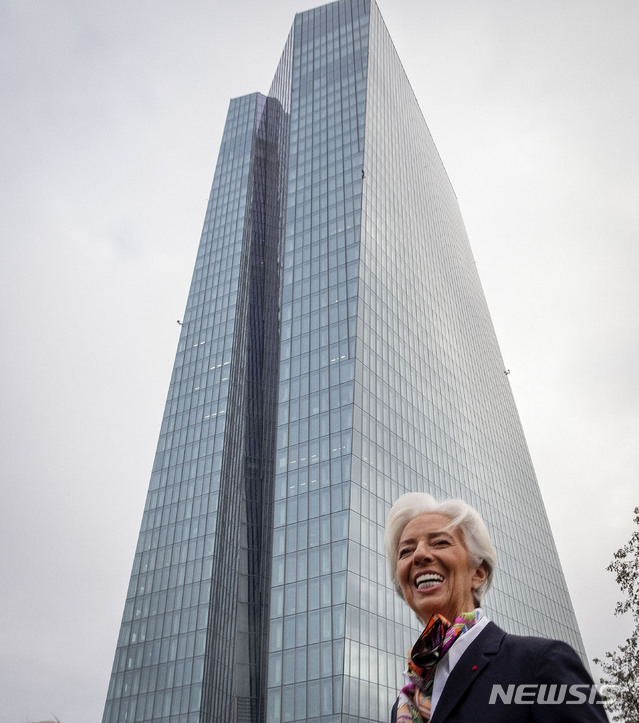 [AP/뉴시스] 2019년 11월 사진으로 8년 임기의 새 ECB 총재로 인준된 크리스틴 라가르드 총재가 독일 프랑크푸르트 본부 앞에서 기자들과 이야기하고 있다