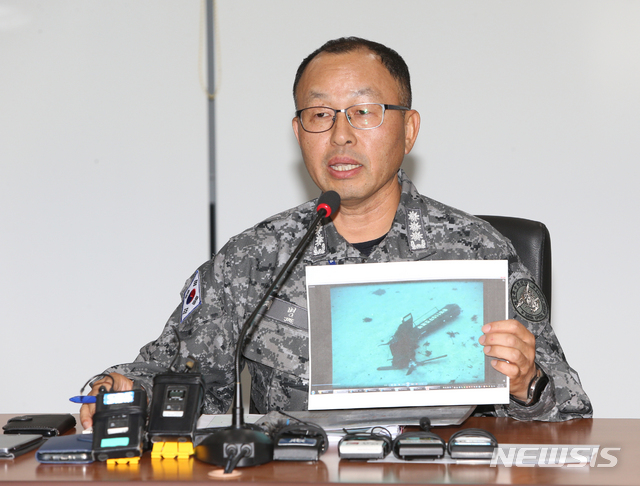 【동해=뉴시스】 김경목 기자 = 제병렬 해군특수전단 참모장(대령)이 4일 오후 강원 동해시 동해지방해양경찰청 3층 대회의실 브리핑실에서 독도 해상에 추락한 소방헬기의 동체와 실종자 수색 과정과 향후 계획에 대해 설명을 하고 있다. 2019.11.04. photo31＠newsis.com
