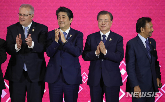 【방콕(태국)=뉴시스】 박영태 기자 = 문재인 대통령이 4일 태국 방콕의 임팩트 포럼에서 열린 역내포괄적경제동반자협정(RCEP) 정상회의에 참석해 아베 신조 일본 총리와 나란히 서 기념촬영을 하며 박수를 치고 있다. 2019.11.04. since1999@newsis.com