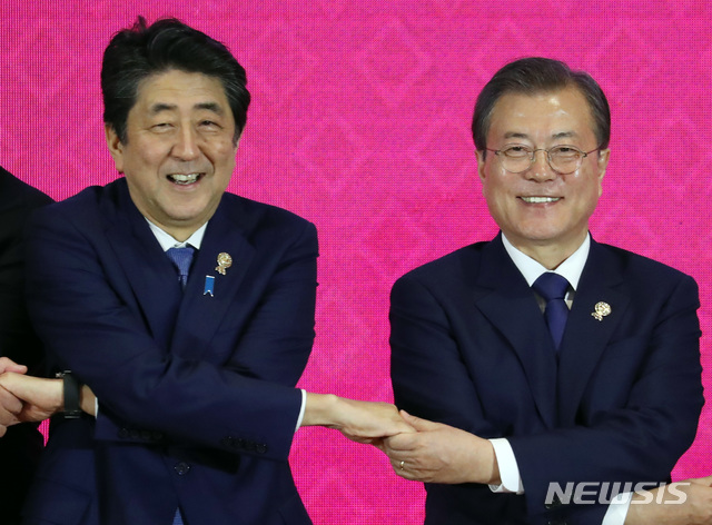 【방콕(태국)=뉴시스】 박영태 기자 = 문재인 대통령과 아베 신조 일본 총리가 4일 태국 방콕의 임팩트 포럼에서 열린 역내포괄적경제동반자협정(RCEP) 정상회의에 참석해 각 국 정상들과 손을 잡고 기념촬영을 하고 있다. 2019.11.04.since1999@newsis.com