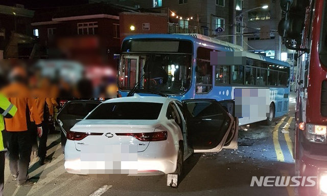【부산=뉴시스】 경찰 음주단속 불응한 채 도주하던 렌터카가 중앙선을 넘어가 마주오던 시내버스와 정면 충돌한 모습. 2019.11.05. (사진=부산경찰청 제공)photo@newsis.com 