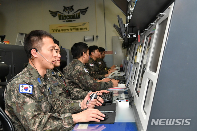 【서울=뉴시스】 박대로 기자 =지상통제부문(MCRC) 골든아이로 선발된 임지훈 대위가 임무수행하는 장면. 2019.11.05. (사진=공군 제공)