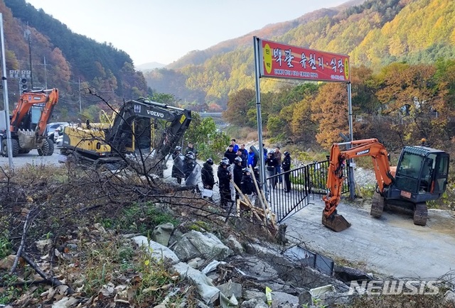 【가평=뉴시스】 문영일 기자 = 경기 가평군은 하천불법행위에 대한 대대적인 단속을 벌이고 있는 가운데 5일 북면 도대리 281번지 일원 백팔유원지에서 군 최대의 행정대집행을 실시했다. 2019.11.05. (사진=가평군청 제공)photo@newsis.com