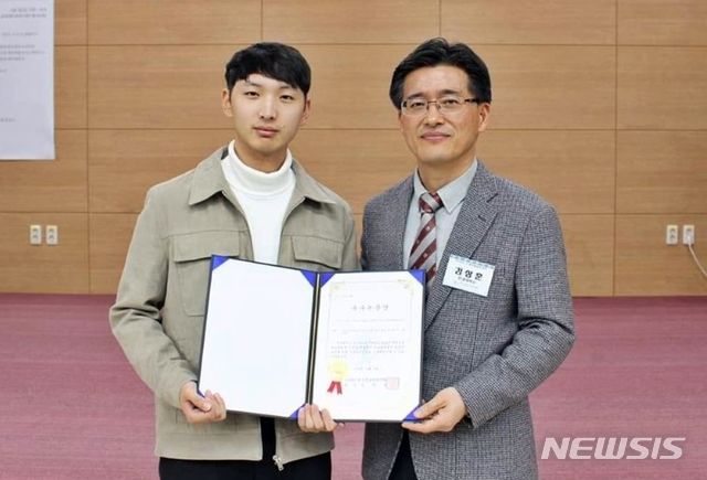 【익산=뉴시스】 강명수 기자 =원광대학교병원은 의료융합연구센터 윤권하 교수팀의 박민기(의과학과 대학원)씨가 2019년 한국정보처리학회 추계학술대회에서 우수논문상을 수상했다고 5일 밝혔다. 사진 박민기(좌측)씨와 김상훈 한국정보처리학회장. (사진 =원광대학교병원 제공) 2019.11.05.photo@newsis.com