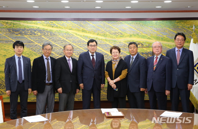 【경주=뉴시스】 평양과학기술대학교 전유택 총장 일행이 경주시청에서 주낙영 시장과 디지털 헤리티지 분야 기술교류 협력을 논의하고 기념촬영을 하고 있다.(사진= 경주시 제공) 2019.11.05. photo@newsis.com