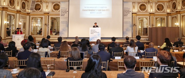 【대전=뉴시스】 김양수 기자 = 특허청이 5일 서울 강남구 임페리얼 팰리스호텔에서 ‘한-세계지식재산기구(WIPO) 공동 국제지식재산교육과정(AICC)Course)’ 제10회 기념행사를 개최한 가운데 천세창 특허청 차장이 축사를 하고 있다.2019.11.05(사진=특허청 제공)photo@newsis.com