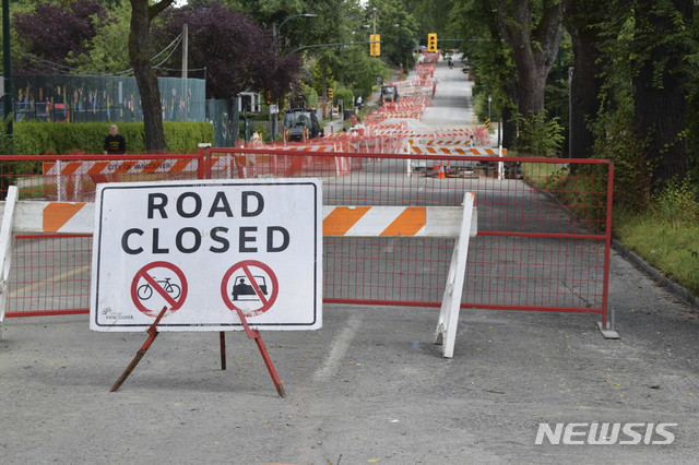 【밴쿠버 ( 캐나다)= AP/뉴시스】 캐나다 전국의 가정집 수돗물에서 미국 플린트 시보다 심한 납오염 수치가 나오자 뱅쿠버 시가 급히 시내 메인 수도 송수관 교체공사를 실시하기 위해 지난 7월 이스트 12번가 등 일부 도로를 폐쇄하고 있다. 이 지역 송수관은 100년이 넘는 노후관이 대부분인 것으로 드러났다. 
