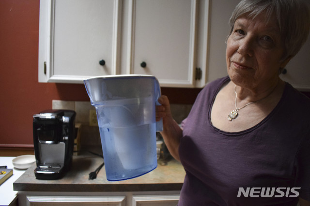 【캘거리 ( 캐나다 앨버타주)=AP/뉴시스】캐나다의 광범위한 수돗물 납오염때문에 궁여지책으로 여과지를 사용하고 있는 캘거리 시민 모니카 베어. 언론사 언론단체와 대학 연구소가 연합해서 실시한 자발적 조사 결과 캐나다 전국의 수질 납오염 실태는 미국의 플린트 시보다 훨씬 더 극심한 것으로 나타났다.&nbsp; 