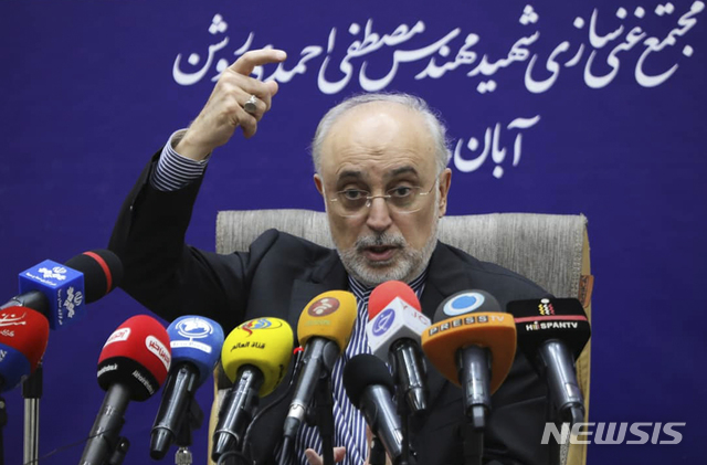 【나탄즈(이란)=AP/뉴시스】알리 아크바르 살레히 이란 원자력에너지기구 대표가 4일 이란 나탄즈의 우라늄 농축 시설에서 기자회견을 하고 있다. 하산 로하니 이란 대통령이 5일 "포르도에 있는 1044개의 원심분리기들에 6일부터 우라늄 가스가 주입될 것"이라고 말했다. 2019.11.5