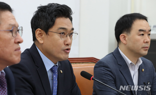 【서울=뉴시스】김명원 기자 = 오신환 바른미래당 원내대표가 5일 오전 서울 여의도 국회 바른미래당 회의실에서 열린 원내대책회의에 참석해 권은희 의원의 공수처 법안 등 현안 관련 모두발언을 하고 있다. 2019.11.05.&nbsp; kmx1105@newsis.com