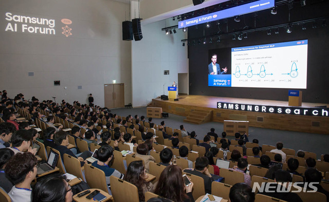 【서울=뉴시스】노아 스미스 워싱턴대학교 교수가 5일 서울 서초구 삼성전자 서울R&D캠퍼스에서 열린 '삼성 AI 포럼 2019'에 참석해 '실험적 자연어 처리를 위한 합리적인 순환신경망'을 주제로 발표하고 있다. (사진=삼성전자 제공) 2019.11.05.photo@newsis.com