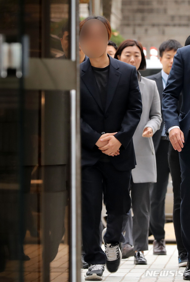 【서울=뉴시스】홍효식 기자 = 오디션 프로그램 '프로듀스X101'에서 생방송 투표를 조작한 혐의를 받는 안준영 PD가 5일 오전 서울 서초구 서울중앙지법에서 열린 구속 전 피의자심문(영장실질심사)에 출석하고 있다. 2019.11.05.&nbsp; yesphoto@newsis.com