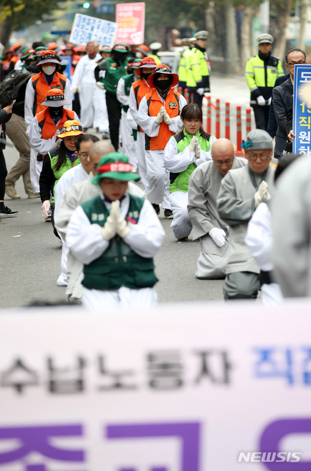 【서울=뉴시스】 고범준 기자 = 한국기독교교회협의회 정의평화위원회, 대한불교조계종 사회노동위원회, 천주교서울대교구 노동사목위원회 및 톨게이트 노동자들이 지난 5일 오전 서울 종로구 한국기독교회관에서 청와대 방향으로 톨게이트 노동자 직접 고용을 촉구하는 3대종교 오체투지 행진을 하고 있다. 2019.11.05. bjko@newsis.com