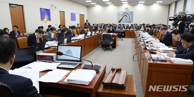 【서울=뉴시스】김명원 기자 = 과학기술정보방송통신위원회가 5일 오전 서울 여의도 국회 과학기술정보방송통신위원회에서 2020년도 예산안 등 의결을 위한 전체회의를 열고 있다. 2019.11.05.&nbsp; kmx1105@newsis.com