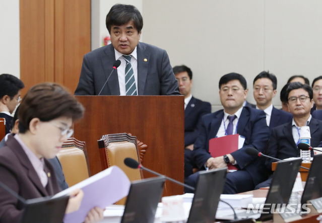 【서울=뉴시스】김명원 기자 = 한상혁 방송통신위원회 위원장이 5일 오전 서울 여의도 국회 과학기술정보방송통신위원회 전체회의에 참석해 2020년도 예산안 관련 보고를 하고 있다.  2019.11.05. kmx1105@newsis.com