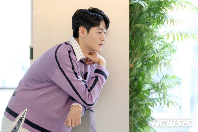 【서울=뉴시스】김병문 기자 = SBS 일일극 '수상한 장모'에 출연한 배우 황명환이 지난 31일 오후 서울 중구 뉴시스에서 종방 인터뷰에 앞서 포즈를 취하고 있다. 2019.11.05. dadazon@newsis.com