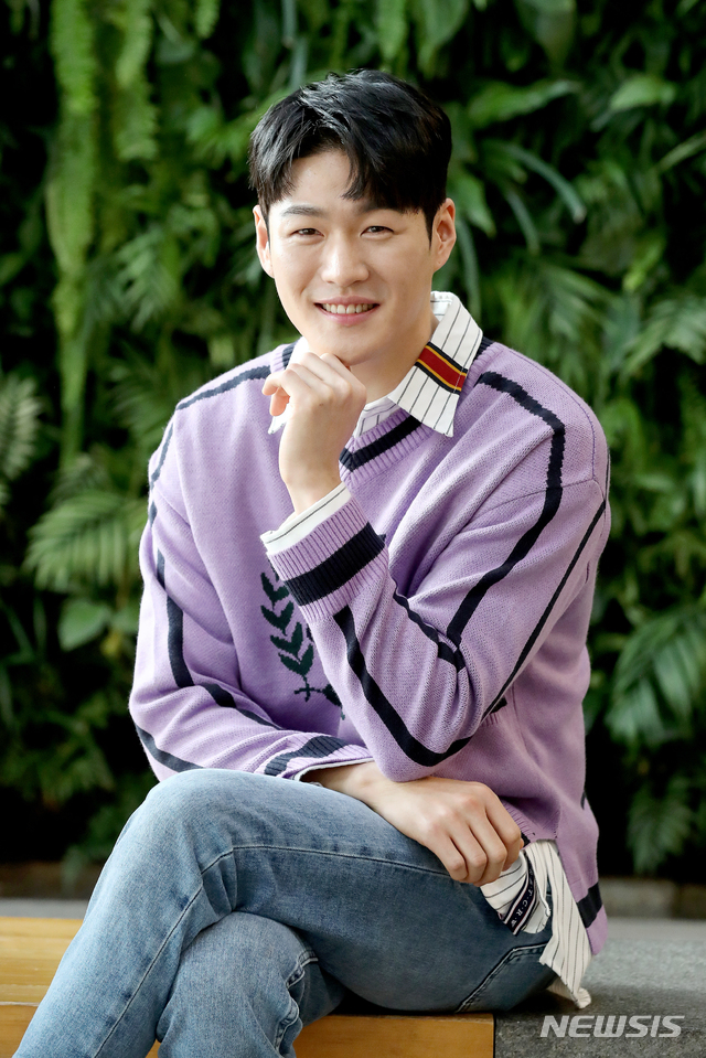 【서울=뉴시스】김병문 기자 = SBS 일일극 '수상한 장모'에 출연한 배우 황명환이 지난 31일 오후 서울 중구 뉴시스에서 종방 인터뷰에 앞서 포즈를 취하고 있다. 2019.11.05. dadazon@newsis.com