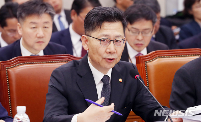 【서울=뉴시스】이종철 기자 = 김현수 농림축산식품부 장관이 5일 오후 서울 여의도 국회에서 열린 농림축산식품해양수산위원회 전체회의에 참석하여 의원 질의에 답변하고 있다. 2019.11.05. jc4321@newsis.com