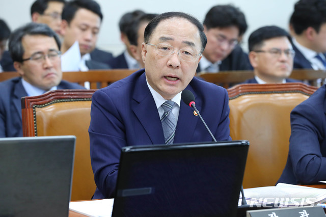 【서울=뉴시스】 장세영 기자 = 홍남기 부총리 겸 기획재정부 장관. 2019.11.05. photothink@newsis.com