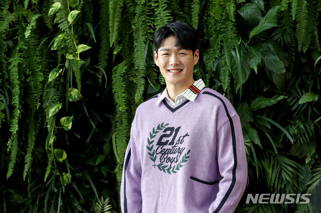 【서울=뉴시스】김병문 기자 = SBS 일일극 '수상한 장모'에 출연한 배우 황명환이 지난 31일 오후 서울 중구 뉴시스에서 종방 인터뷰에 앞서 포즈를 취하고 있다. 2019.11.05. dadazon@newsis.com