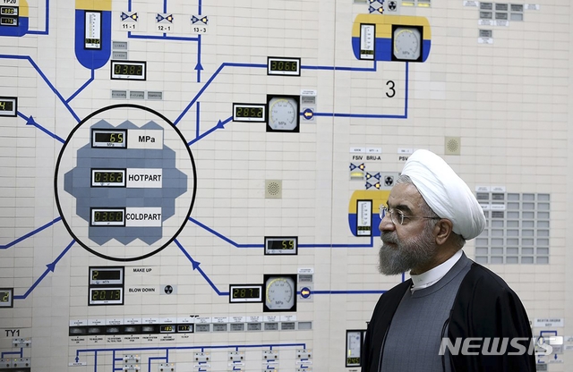 【부샤흐리=AP/뉴시스】 하산 로하니 이란 대통령은 5일(현지시간) 생방송 연설을 통해 이란 중부 산악지대의 지하에 있는 핵물리학 연구소의 원심분리기에 우라늄 기체(육불화우라늄.UF6)를 주입하겠다고 밝혔다. 사진은 2015년 1월 이란 부샤흐리 핵발전소를 방문한 로하니 대통령의 모습. 2019.11.05.