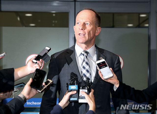 【인천공항=뉴시스】김병문 기자 = 데이비드 스틸웰 미국 국무부 동아시아·태평양 담당 차관보가 5일 오후 인천국제공항을 통해 입국하며 취재진의 질문에 답하고 있다. 2019.11.05.  dadazon@newsis.com 