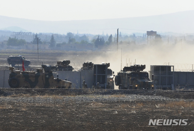 【수루츠=AP/뉴시스】 5일(현지시간) 러시아 군사경찰과 터키 국경수비대가 시리아 북부의 '안전지대'에서 제2차 공동 순찰 임무를 마쳤다. 사진은 5일 순찰을 마친 터키와 러시아의 장갑차가 터키 수루츠 지역으로 들어서는 모습. 2019.11.06.