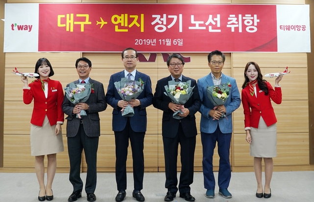 【서울=뉴시스】 5일 오후 대구국제공항에서 티웨이항공의 대구-옌지 노선 신규 취항을 기념한 행사를 진행했다. 오른쪽에서 세번째 정홍근 티웨이항공 대표이사, 왼쪽에서 세번째 조영환 부산지방항공청 대구공항출장소장. 사진 티웨이항공