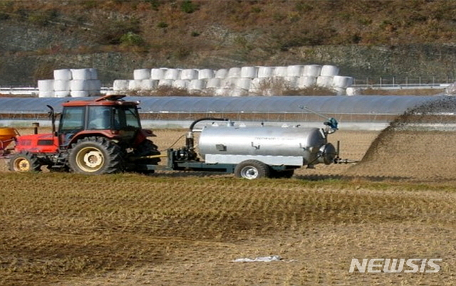 [세종=뉴시스] 가축분뇨 액비 살포 모습. (사진=뉴시스 DB).
