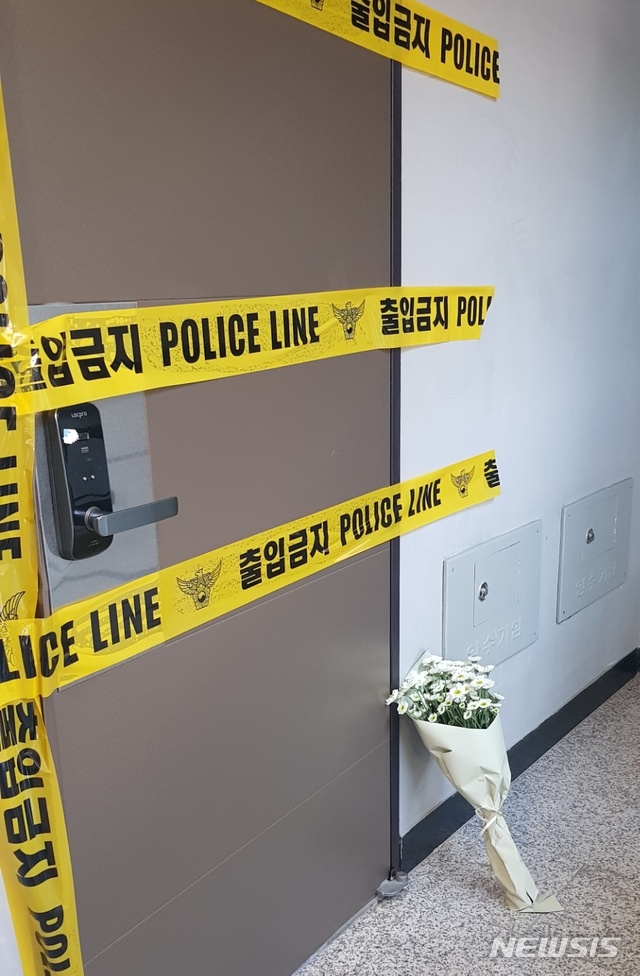 【서울=뉴시스】천민아 기자 = 지난 6일 서울 성북구 '네 모녀' 집 문 앞에 국화꽃이 놓여있다. 2019.11.06. mina@newsis.com