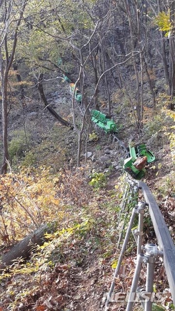  【군위=뉴시스】 김진호 기자 = 군위군 고로면 석산생태마을에서 운영 중인 모노레일이 탈선해 있다 (사진=의성소방서 제공) 2019.11.06 photo@newsis.com