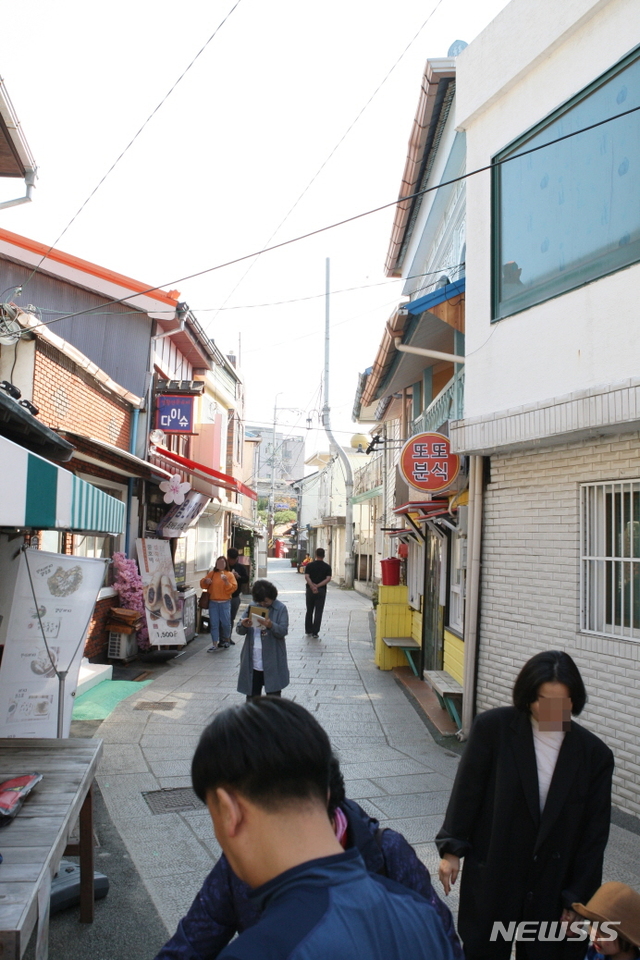 【포항=뉴시스】강진구 기자 = 경북 포항시는 구룡포읍 일본인가옥거리가 최근 20%에 이르는 시청률을 기록하며 인기를 끌고 있는 TV드라마 '동백꽃 필 무렵'의 촬영지라고 알려지면서 구룡포읍 일원은 물론 읍내 일본인가옥거리에 관광객들의 발길이 끊이질 않고 있다고 6일 밝혔다.사진은 지난 주말 구룡포읍 일본인 가옥거리를 방문한 관광객들.(사진=포항시 제공) 2019.11.06. photo@newsis.com