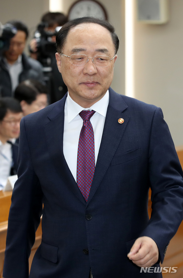 【서울=뉴시스】 고범준 기자 = 홍남기 경제부총리 겸 기획재정부 장관이 6일 오전 서울 영등포구 한국수출입은행에서 열린 경제활력대책회의에 참석하고 있다. 2019.11.06. bjko@newsis.com