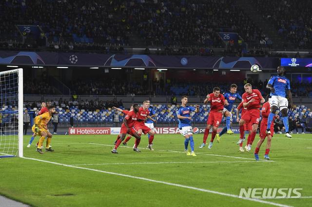 【나폴리(이탈리아)=AP/뉴시스】2019~2020 UEFA 챔피언스리그 조별리그 E조 4차전 잘츠부르크와 나폴리의 경기 장면. 2019.11.06