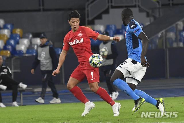 【나폴리(이탈리아)=AP/뉴시스】황희찬(왼쪽)과 칼리두 쿨리발리