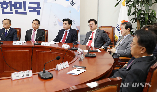 【서울=뉴시스】이종철 기자 = 3선 이상 의원들의 정치 용퇴론이 나오는 가운데 자유한국당 중진의원들이 6일 오전 서울 여의도 국회에서 열린 당대표 및 최고위원-중진의원 연석회의에 참석하여 심각한 표정을 하고 있다. 2019.11.06.jc4321@newsis.com