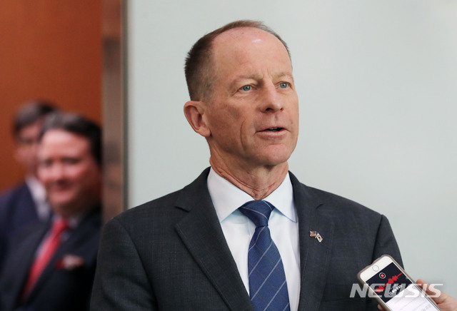 【서울=뉴시스】박미소 기자 = 데이비드 스틸웰 미 국무부 동아시아·태평양 담당 차관보가 강경화 장관과의 접견을 마친 후 취재진의 질문에 답하고 있다. 2019.11.06. misocamera@newsis.com